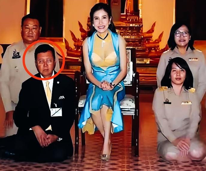 诗妮娜旁边这人面部表情和眼神是什么意思呢？脸上表情是不是特别严肃啊！和诗妮娜