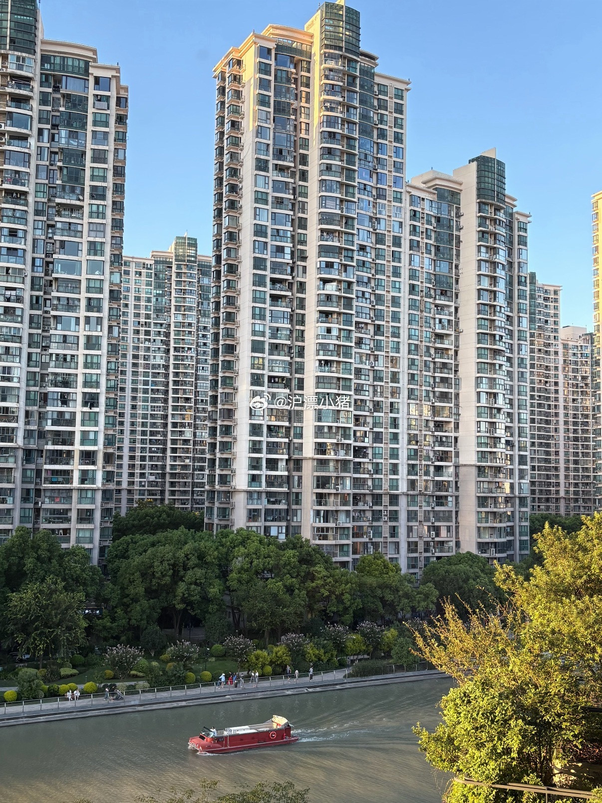 中远两湾城这个小区从外立面就能看到有相当长的房龄了，但是整个阳台包括封窗及小区的