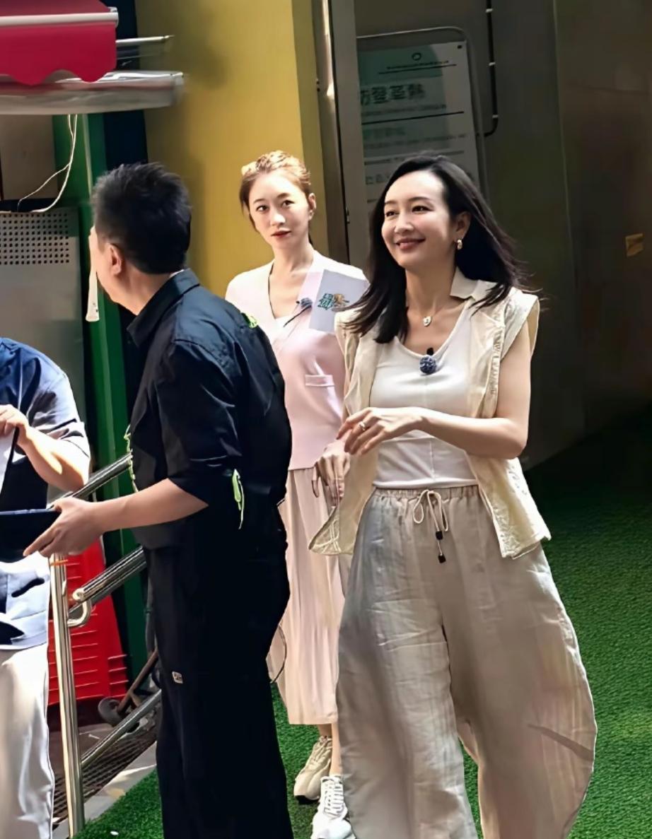 双姝同框，你认为谁更美？之前我一直觉得雪肤花貌、蜂腰细腿、清姿雅质、丰盈柔美