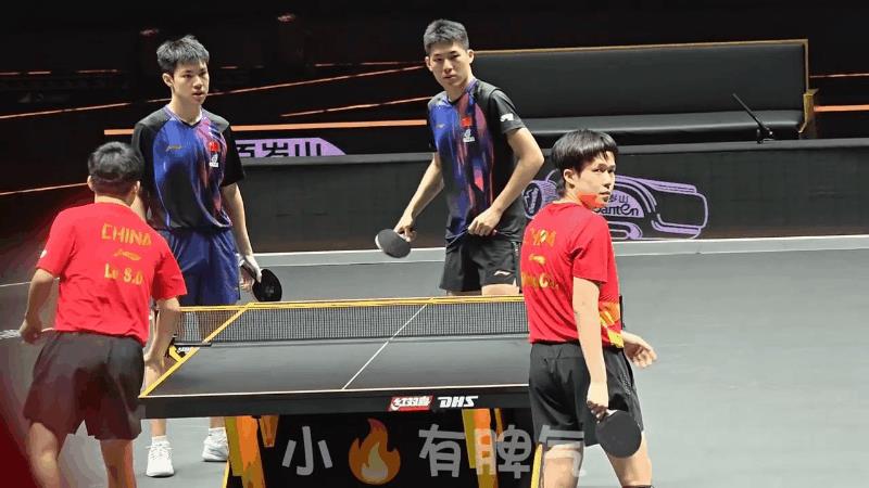 原来现场球迷大喊“林诗栋醒醒”的时候，大头就直接回头给了她一个眼神警告！好冷的