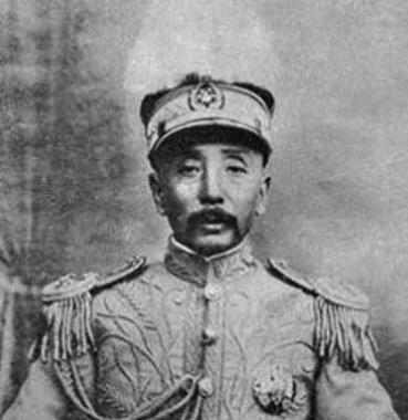 1914年，张作霖在面试4个保镖时，突然有刺客闯进来，其中3人立即跑去抓刺客，另