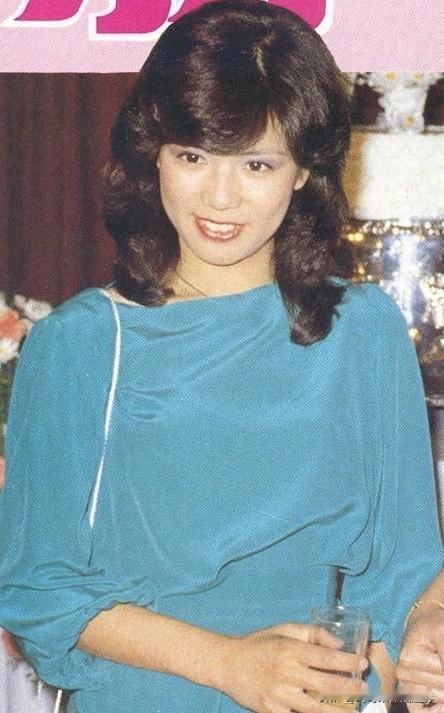 📸翁美玲颜值暴击现场：简直是「被时光偏爱的骨相美人」！饱满苹果肌撑起元气笑