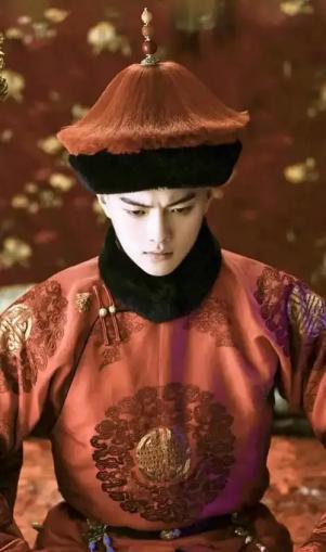 1750年，乾隆破格提拔22岁的小舅子傅恒去当正二品的户部侍郎，大臣们很不屑。然