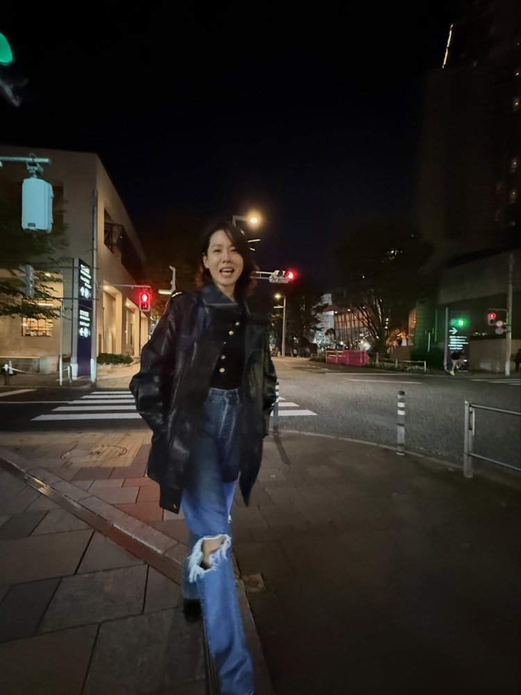 孙艺珍在东京夜市被拍，波波头，皮夹克，水洗牛仔裤，笑得跟二十年前没两样。底下粉丝全在喊：玄彬你小子命