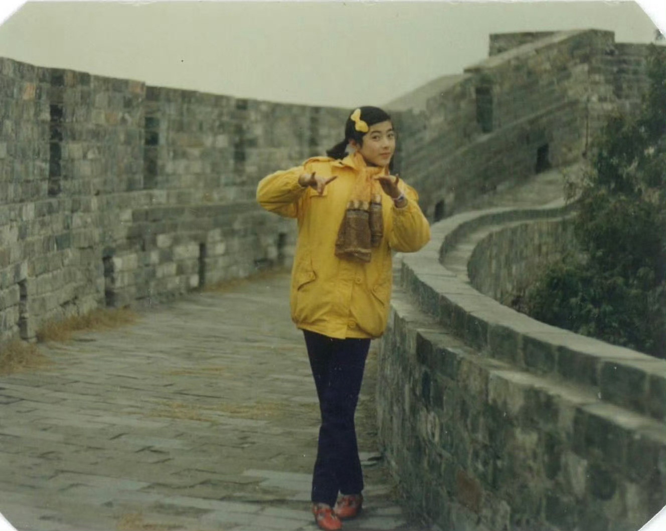 曾黎复刻40年前老照片时光倒流四十年！曾黎回到家乡复刻童年旧照，双马尾、黄外套、