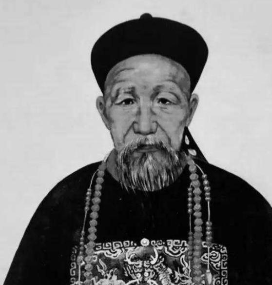 1852年，曾国藩为母下葬寻风水宝地时，一神秘人找来说：“离此不远的两屏山是一只