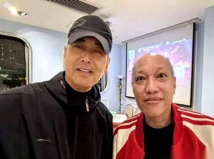 刷到这张照片，心里咯噔一下。发哥请客吃饭。近百号人，乌泱泱的。但定睛一看，没