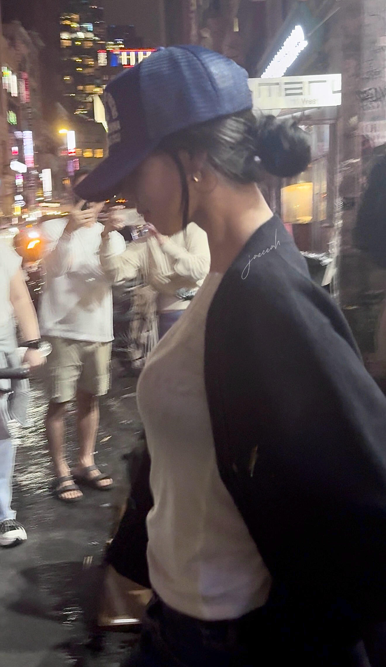我心中味最纯的韩女之美就是这样甚至看不清她的长相低丸子头棒球帽下小小的脑袋发