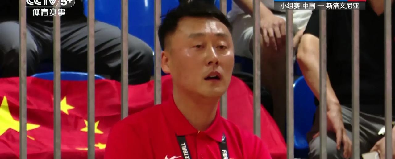 广东宏远教练曲绍斌，再落后斯洛文尼亚28分，换上杨溢朱正打双后卫，内线郇思楠枫双