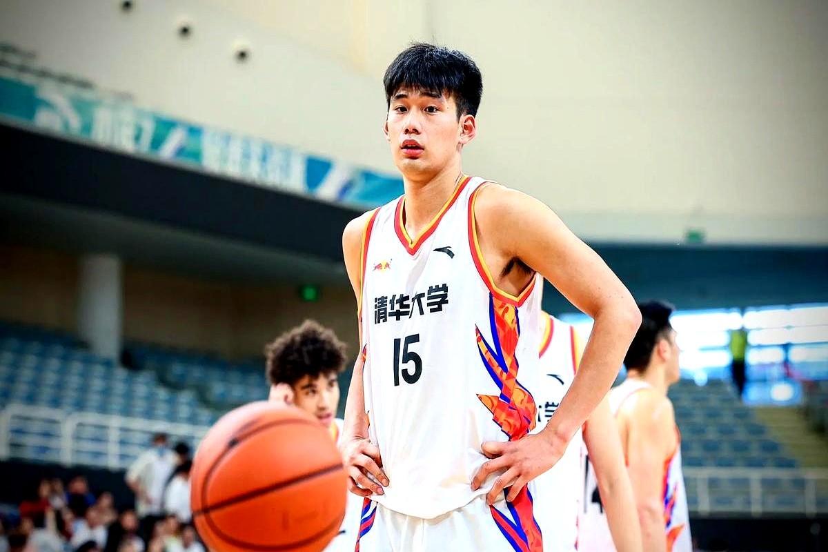 在2026年6月的中国男篮短训营内部对抗赛中主帅郭士强就在场边看着，9个人抢几