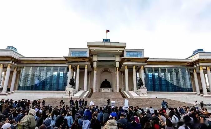 蒙古国乱了，这不只是个小暴动，这是朝崩晚碎的前奏！​没人给援手，很快就糟透了！​