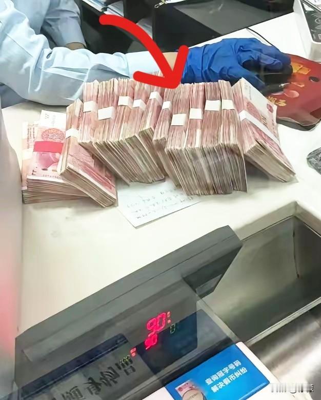 我堂弟在银行上班，昨天特意打电话提醒我：手里要是有二三十万现金，最近千万别去买黄