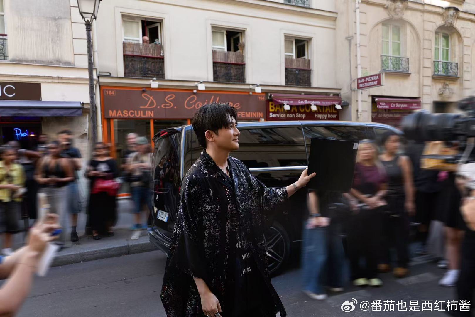 苏有朋回应巴黎路透图巴黎街头的苏有朋鲜活又松弛，完全不被过往标签定义，秀场外肆意