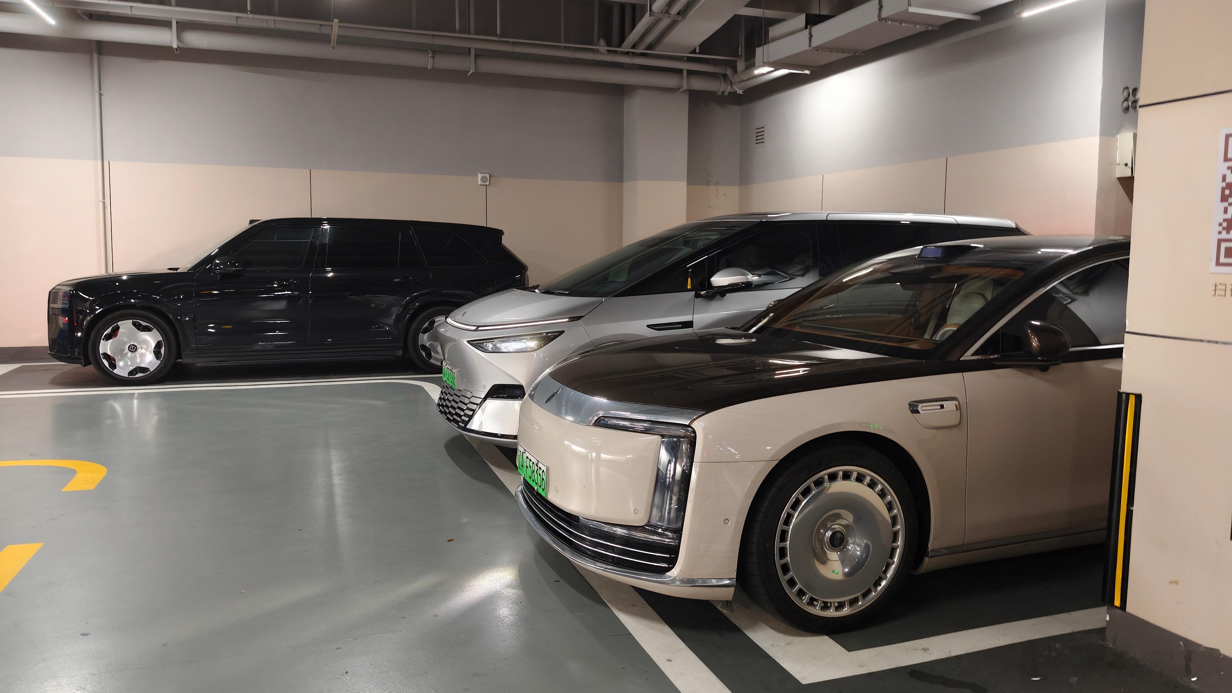 尊界S800登顶3月超豪华轿车榜现在经常在开车的路上，还有酒店的停车场看到尊界S