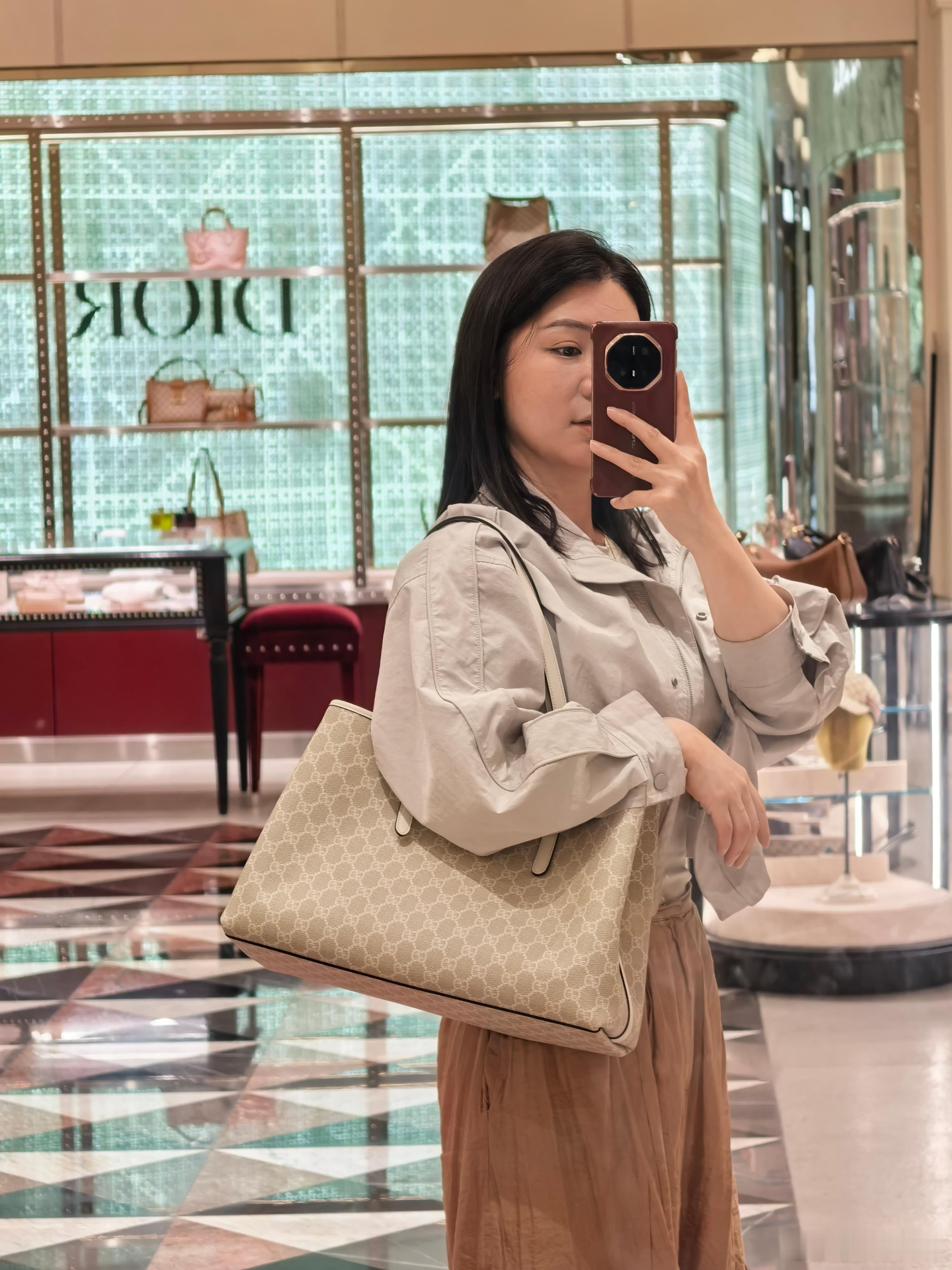 又去试了GUCCI迪奥和芬迪的包包因为刚刚买了一个LV的小包，所以我想要