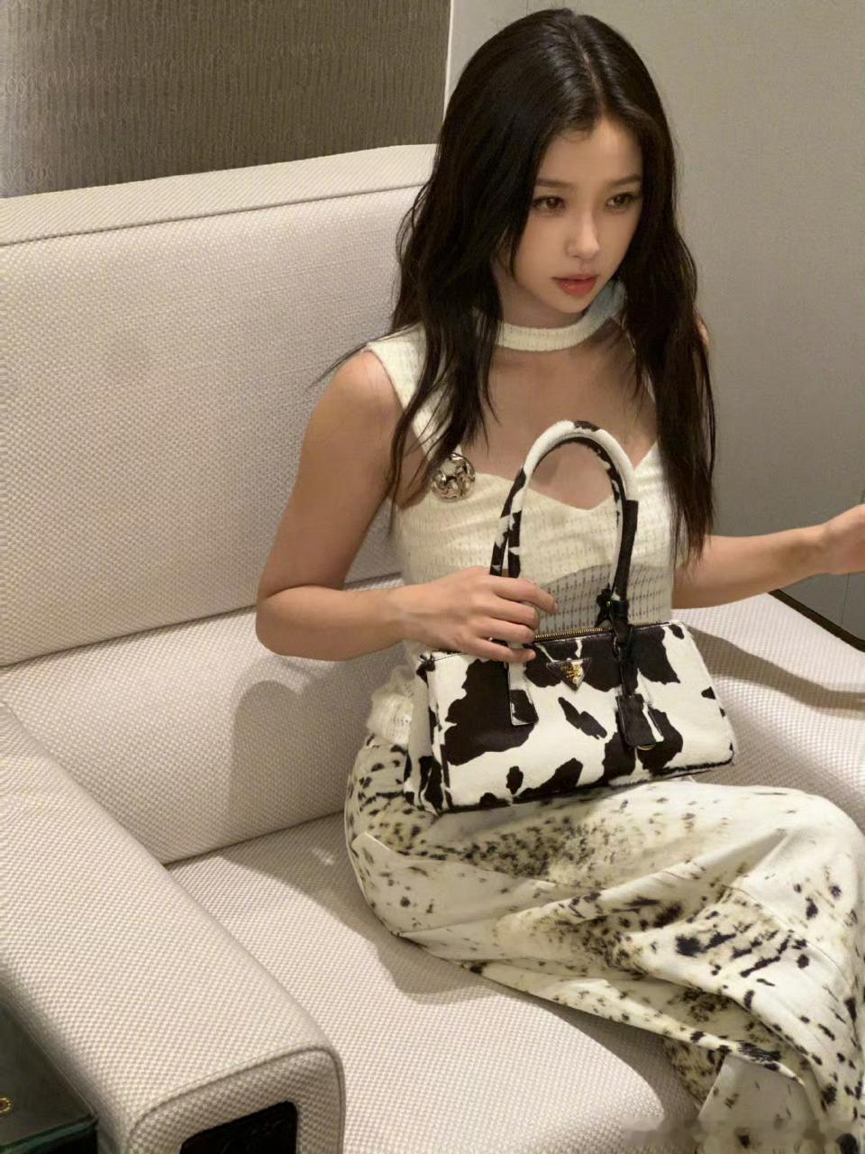 虞书欣晒照的包包是prada​​​