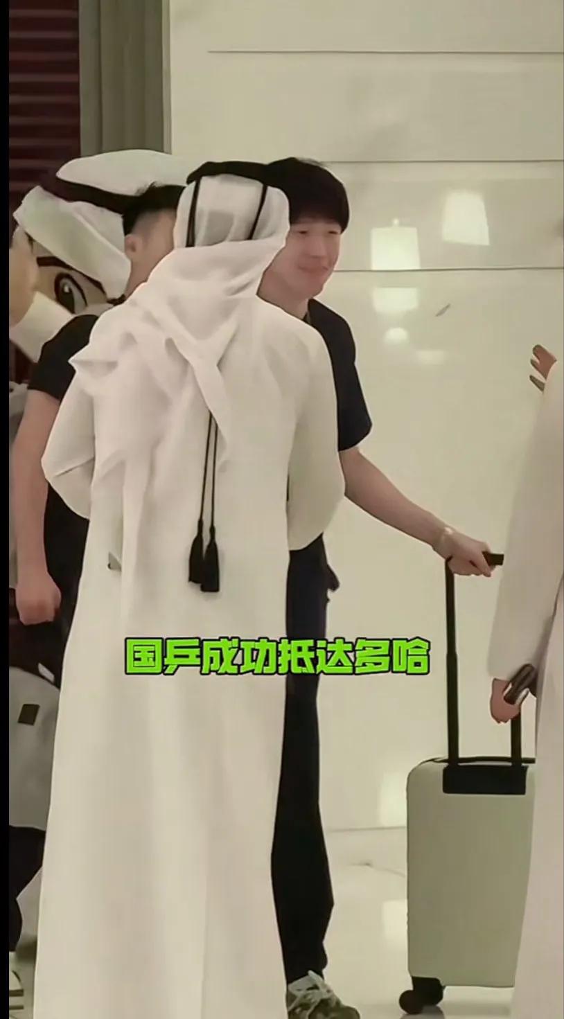国乒成功抵达多哈卡塔尔球迷直接握手欢迎大头这人气也是没谁了终于安全到了！赶