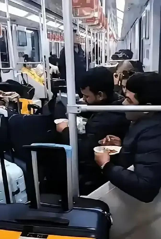 印度三哥在地铁里啃咖喱馅饼，车厢秒变香料仓库，口罩都挡不住那股味。网传他一路吃到