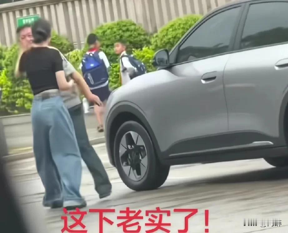 一个大比兜过去，先前还嚣张跋扈、气势如虹的女司机顿时老实了，眼神瞬间清澈了，她抚