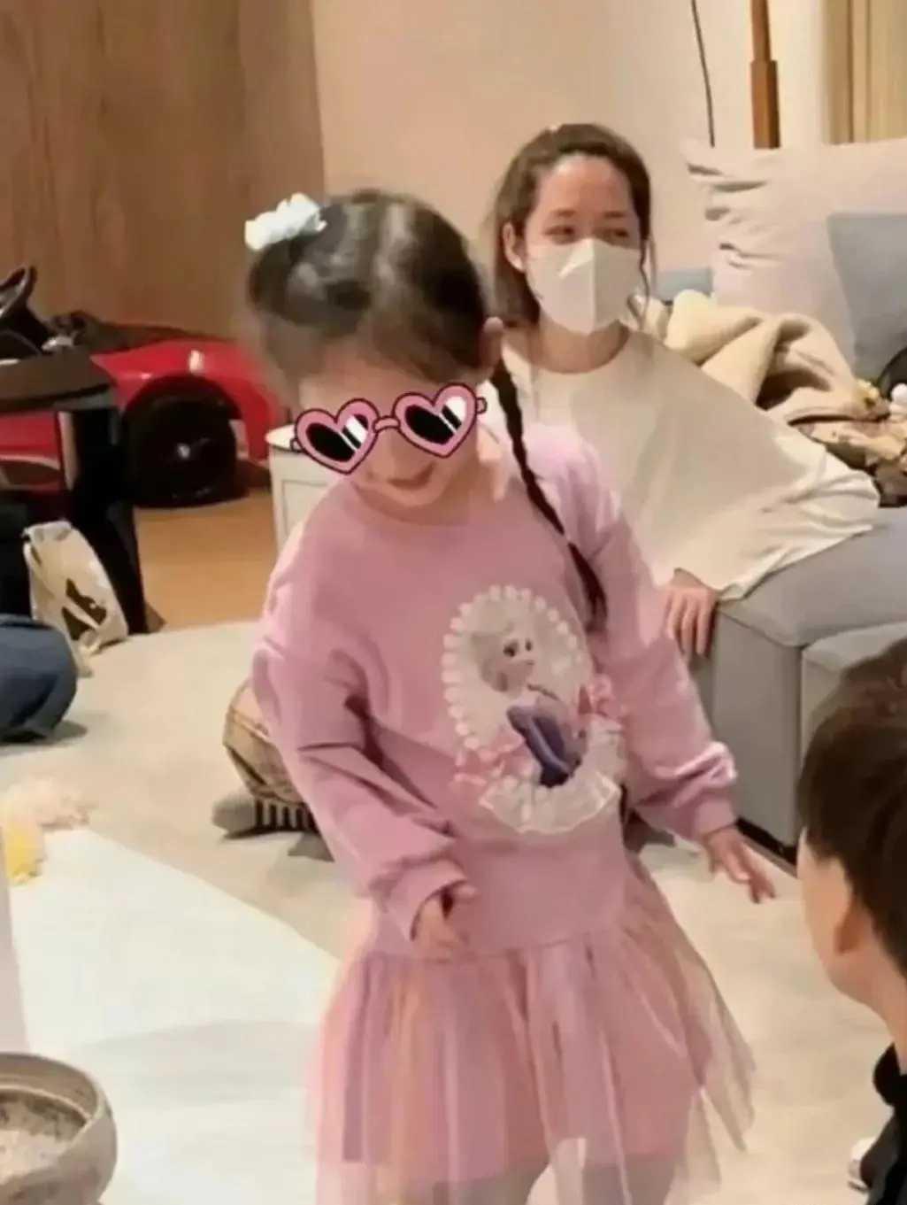 向佐5岁女儿：出生即巅峰的全家团宠向佐5岁的女儿最近成了大家关注的焦点，这小