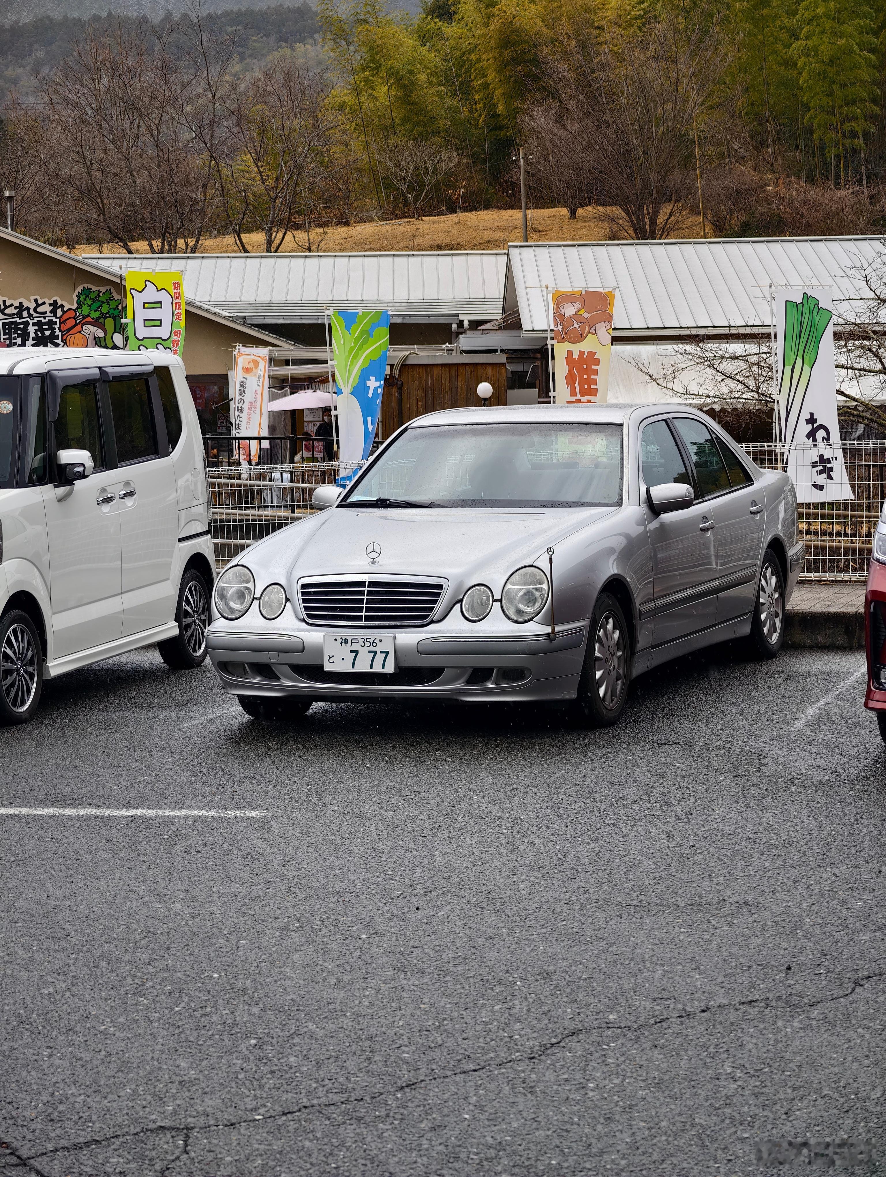 型车街拍偶遇W210E240四眼奔驰E级。这么多年过去，没想到夏树爸爸还开着