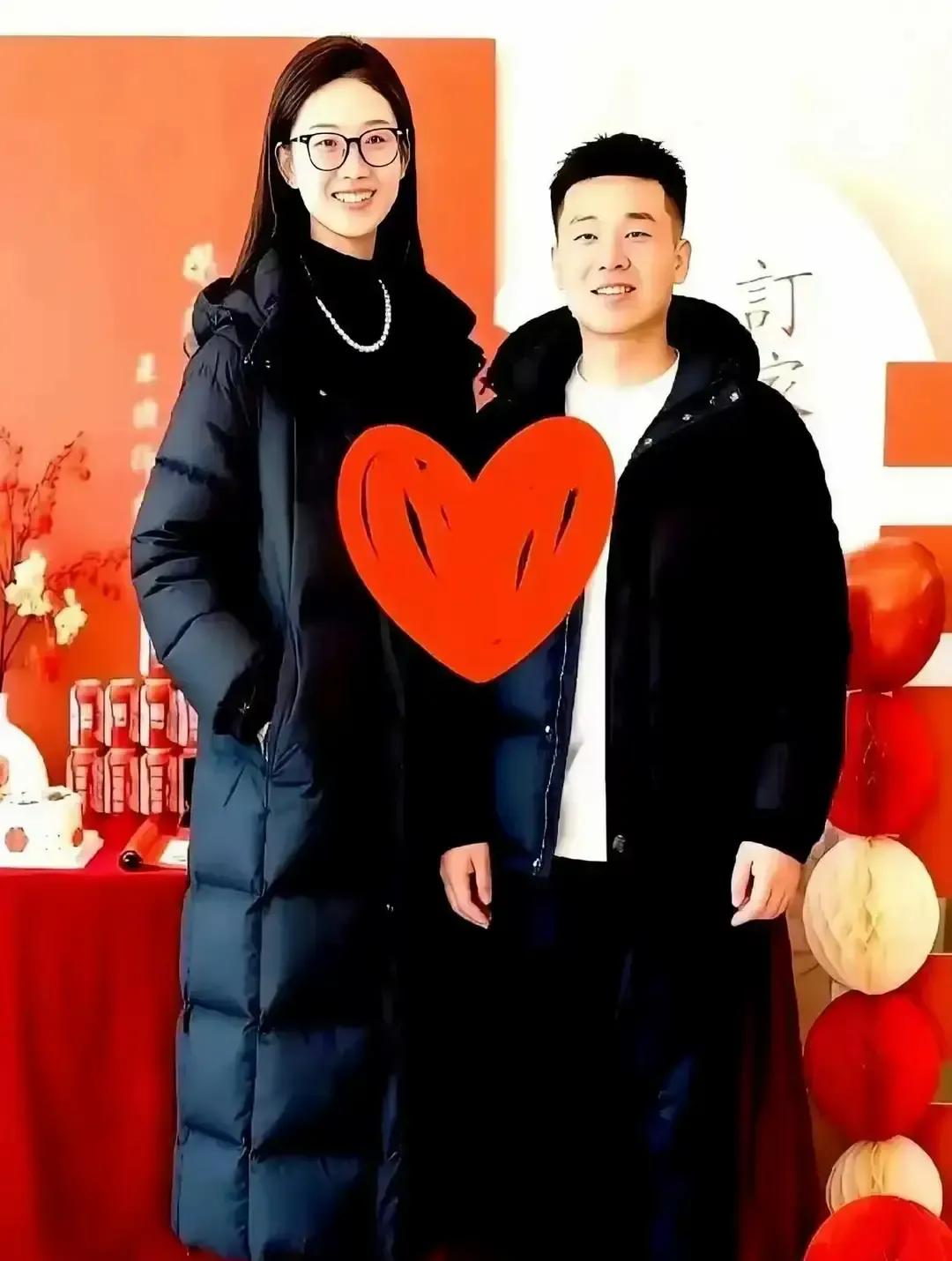 哈工大博士和北大女博士订婚，女方爸爸一句“钱我们不要，孩子幸福就行”，把男方妈妈