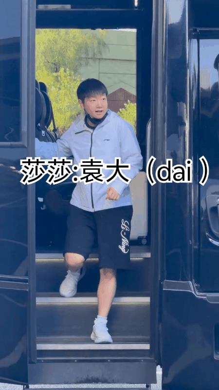 这么可爱的一幕，终于知道莎莎在干什么了，原来她站在那喊德华的名字。莎莎私底下称