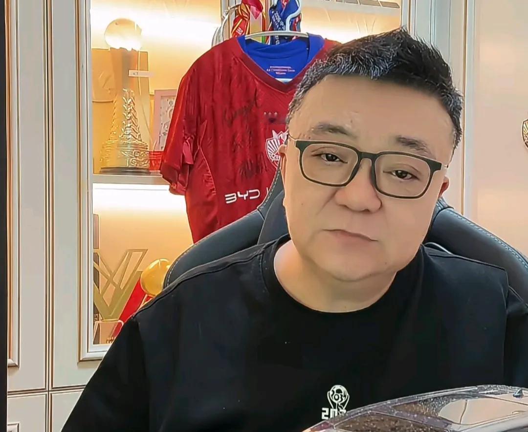 媒体人董路承认，他做足球青训选材注重身体素质有两个很重要的原因。董路在直播间表