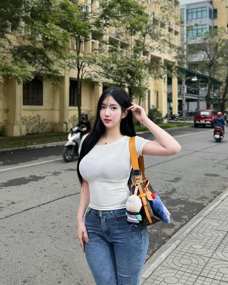 街巷的风与温柔帧街路的风掠过泛黄的楼墙，树影摇着初夏的绿她站在人行道的纹