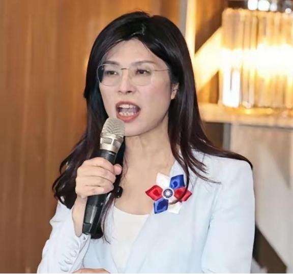 万万没想到，台湾省时事评论员郑丽文竟然抛出了这么犀利的问题！她问道：“如果有一天