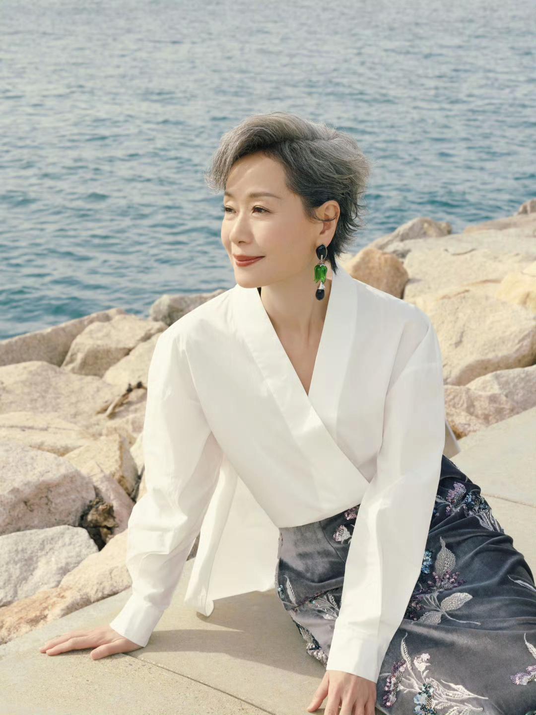 叶童晒最新美照！陪她长大的这片海真美呀！不过，再美也美不过叶童的这身穿搭！