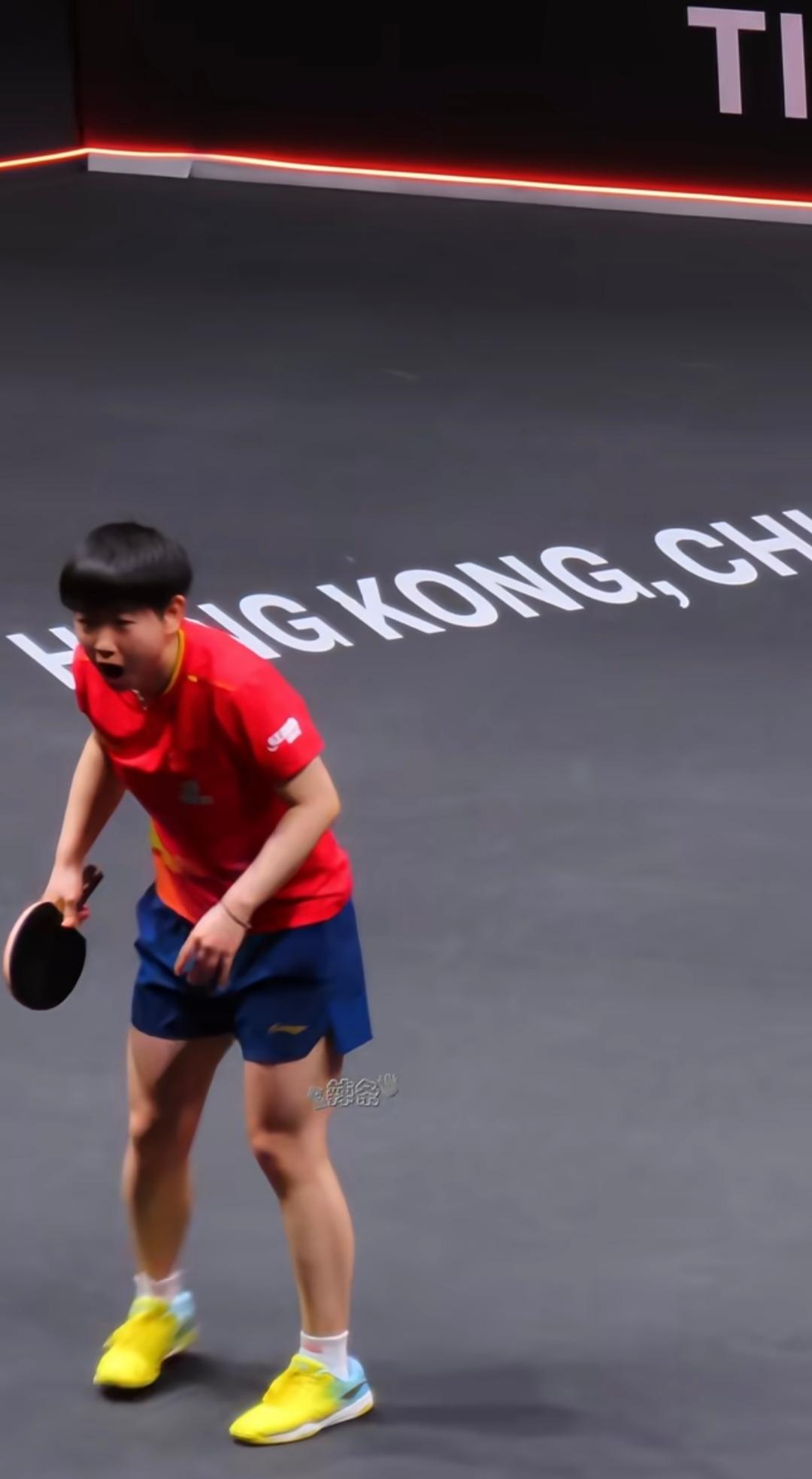 孙颖莎，你的表现太好了，解说员都看不下去了。你对球迷太好了，你对周围队友太好了