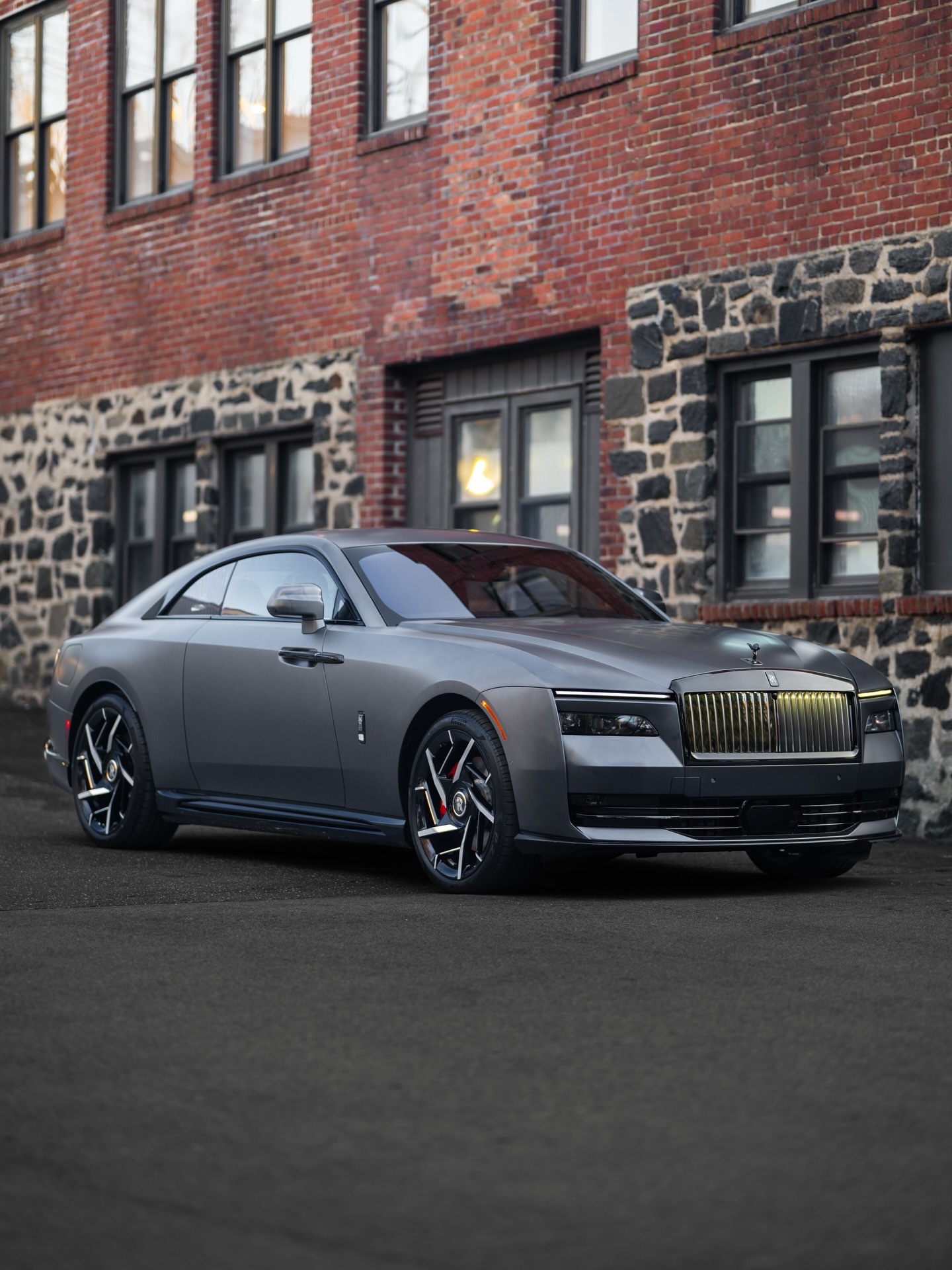 2026年款劳斯莱斯BlackBadgeSpectre。深色格栅与欢愉女神的