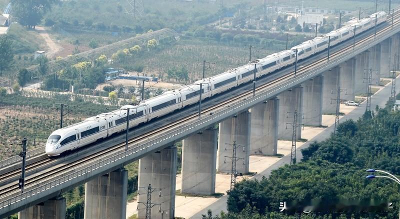 郎咸平预言，若生育率低迷，50年后中国人口将降至5.8亿。当前的情况确实不容乐观