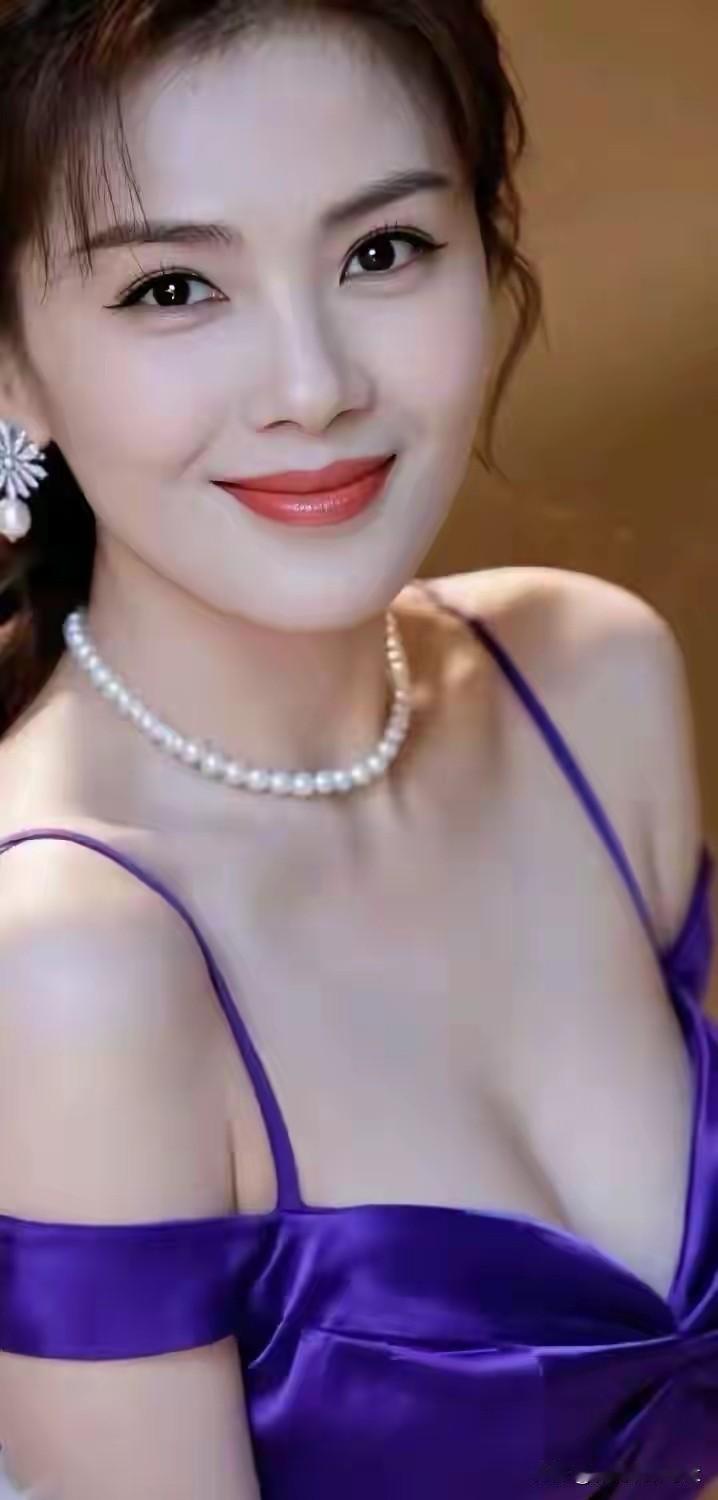 刘涛，百变穿搭，甜妹笑容与好身材尽显
