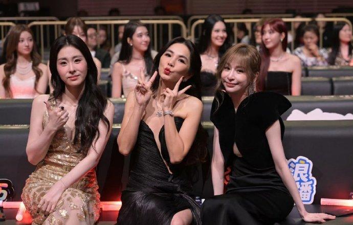今天王心凌和张碧晨还有陈嘉桦一起出席时尚活动，三位美女搭配的都很漂亮，坐在一起像