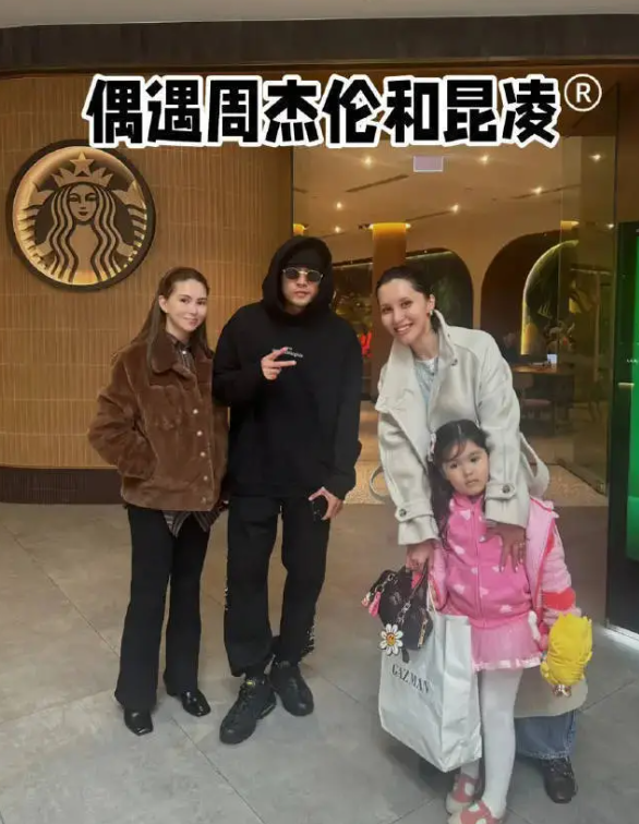 周杰伦昆凌夫妻在墨尔本逛街被偶遇近日，有网友在墨尔本商场偶遇到了周杰伦、昆凌