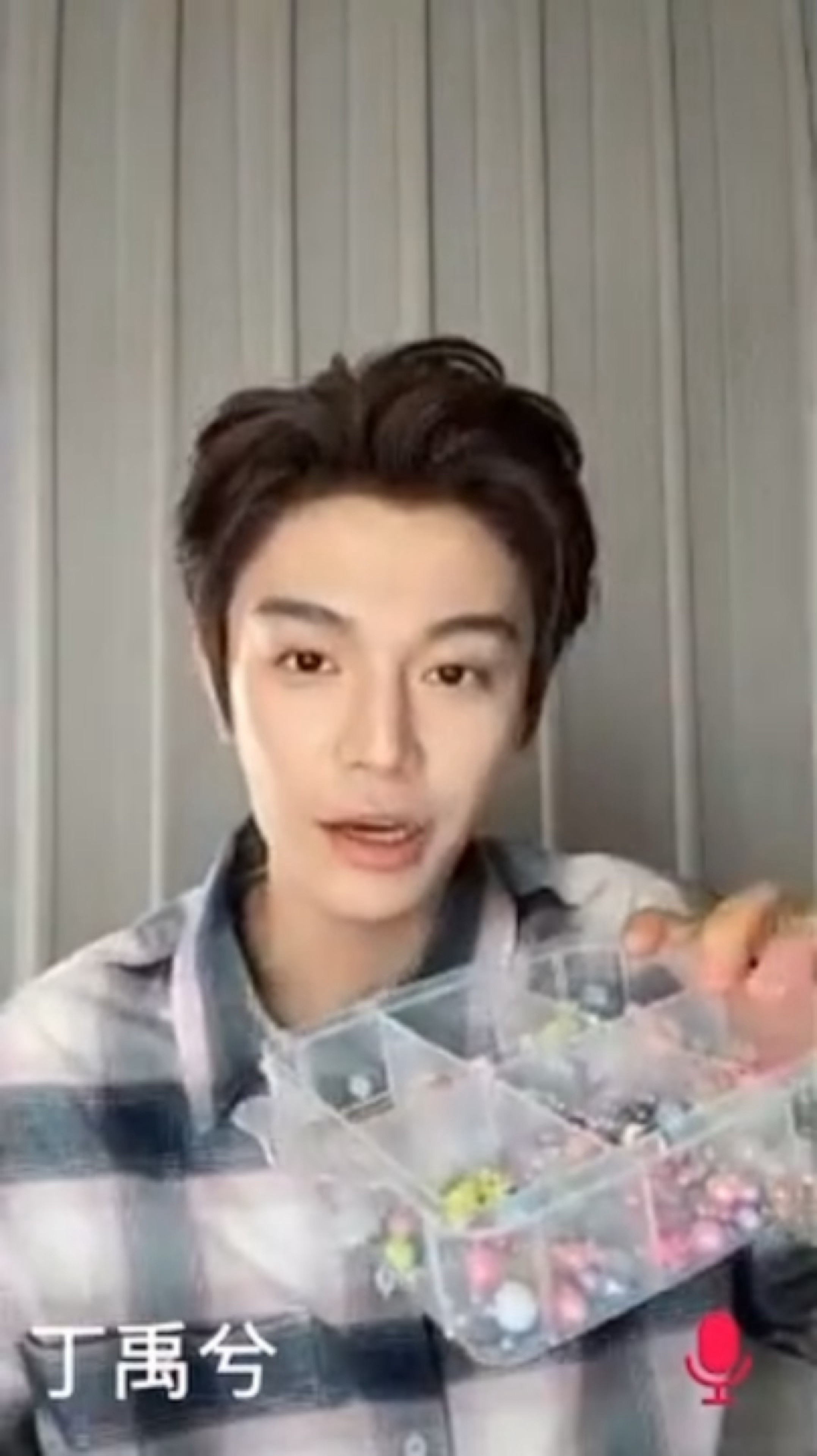 小丁这个宠啊…直播的时候一边玩游戏一边给粉丝做手串之后还要抽奖送给粉丝！丁禹兮边