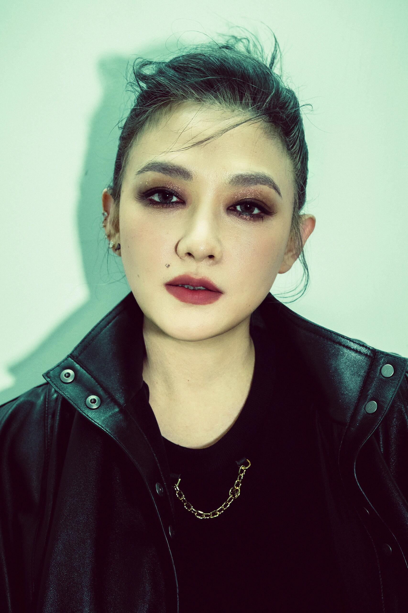 魔女范晓萱📷在化妆间旁边的楼道里加速拍摄姐的镜头感十足调色参考了《小丑》完美诠
