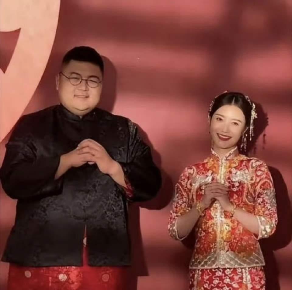 大网红猴哥跟五年的媳妇何钰欣终究还是离了！两个人还心平气和的吃了顿散伙饭。  