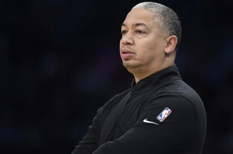 泰伦卢不愧为战术鬼才！第四节比赛3分46秒，哈登持球进攻，面对开拓者替身紧防