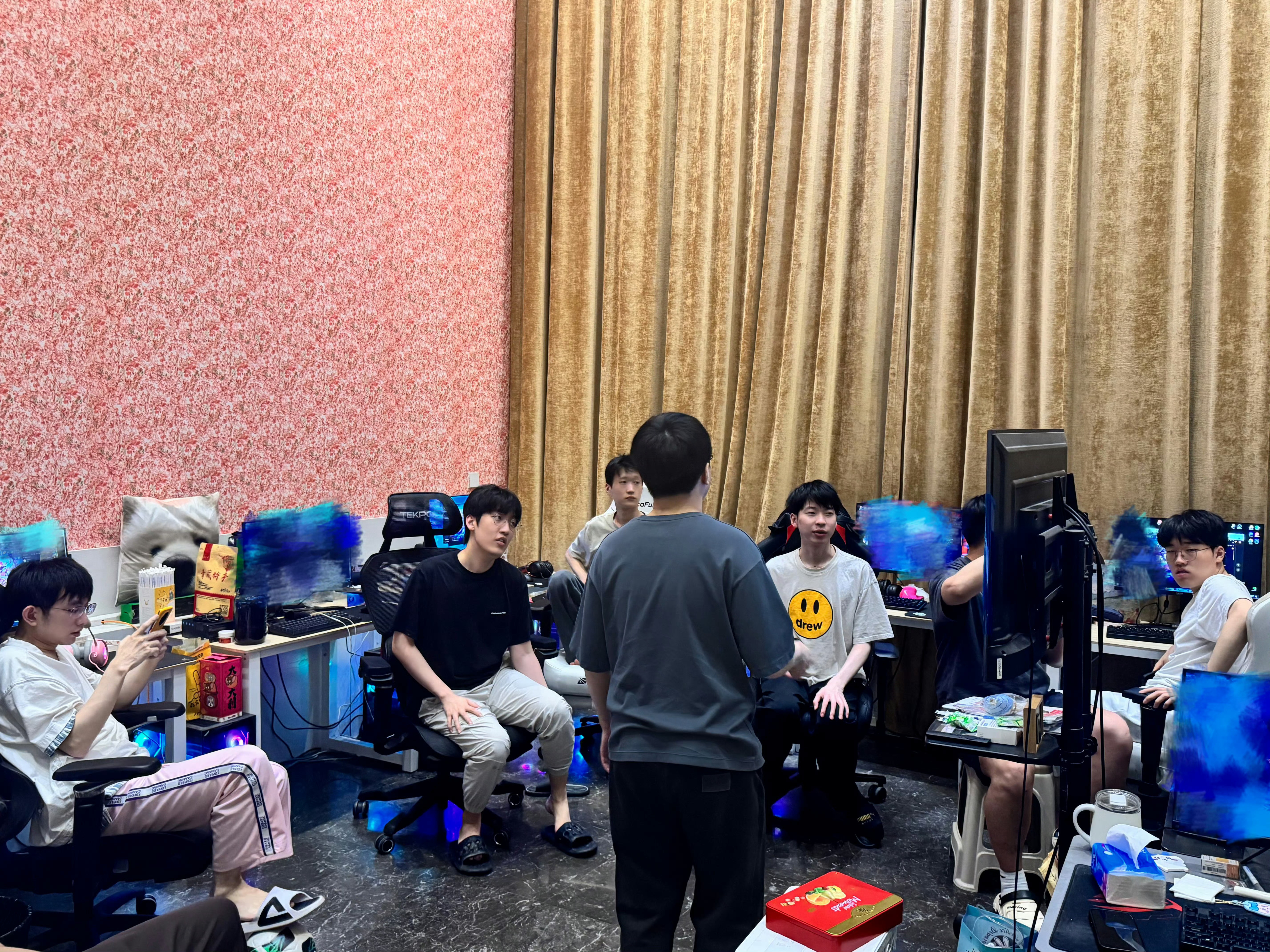 晒照：练吧吃吧2025LPL第二赛段英雄联盟​​​