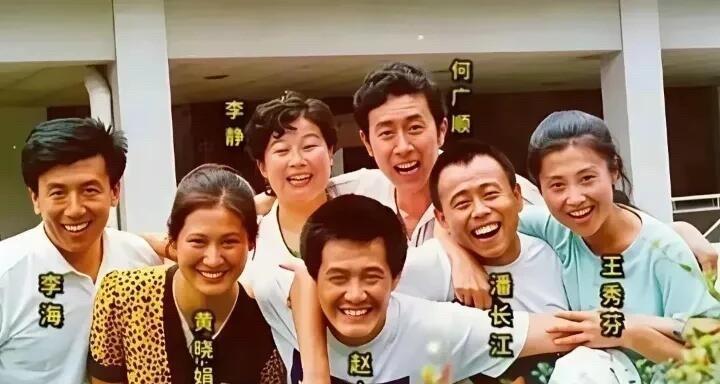 这是90年代的老照片了，能认出5位照片中的老演员，你都算是超级影迷了。我看了半天