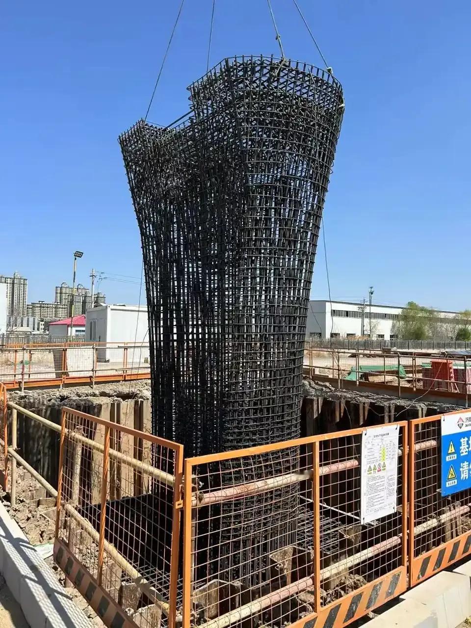济南轨道交通济阳有轨电车项目光明街段正在施工，质量真好啊，钢筋看上去没有偷工减料