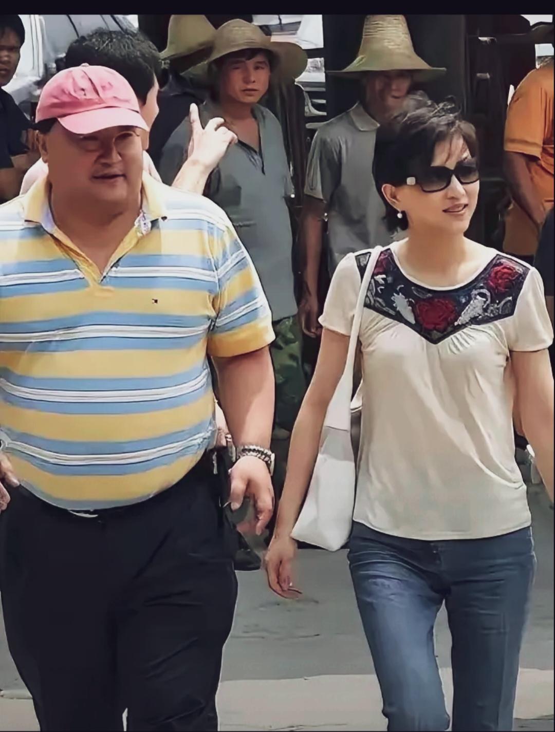 杨澜只管自己美，老公这么胖也不帮助管理一下身材！