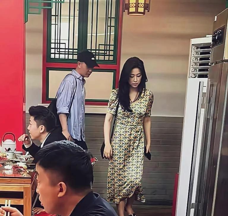 朱珠穿长裙拖鞋现身北京一餐馆，披肩长发，气质优雅！低头走路与普通路人一样低调，明