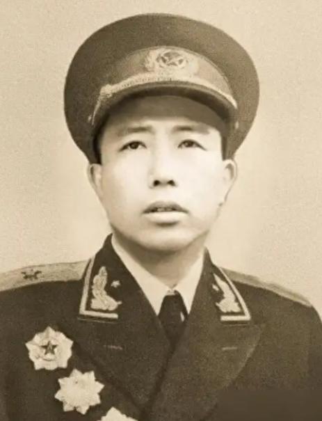 1943年，汉奸抓了个女八路，保长却拦着不让带走。汉奸队长王大麻子正要发火，保长