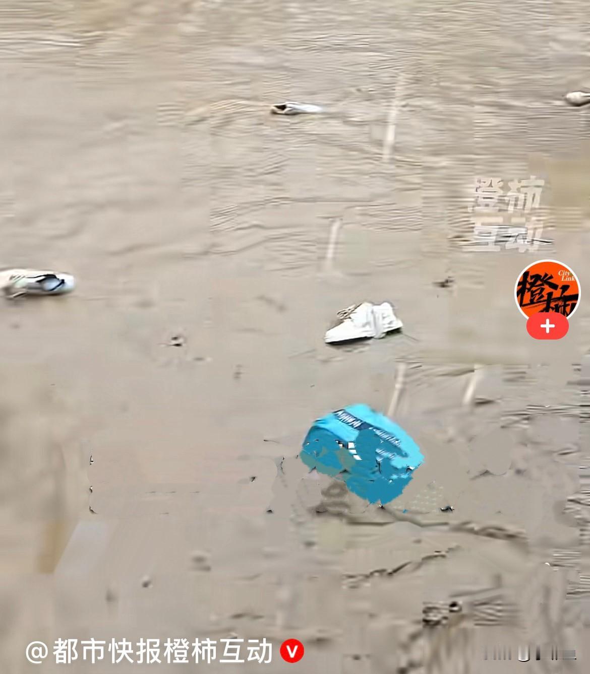 近日受强台风影响，浙江温州遭遇特大暴雨，当地多家鞋厂仓库里堆放的成品鞋、鞋盒全都