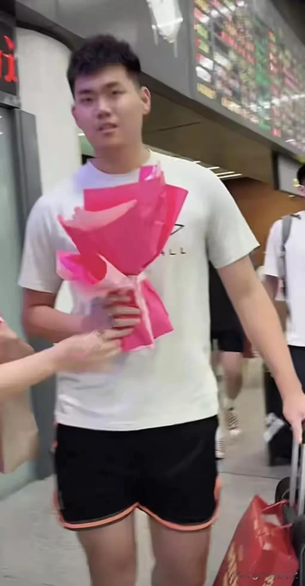 没有对比就没有伤害！听说，山东U21男篮打架球员回俱乐部后受到严厉的批评和处罚