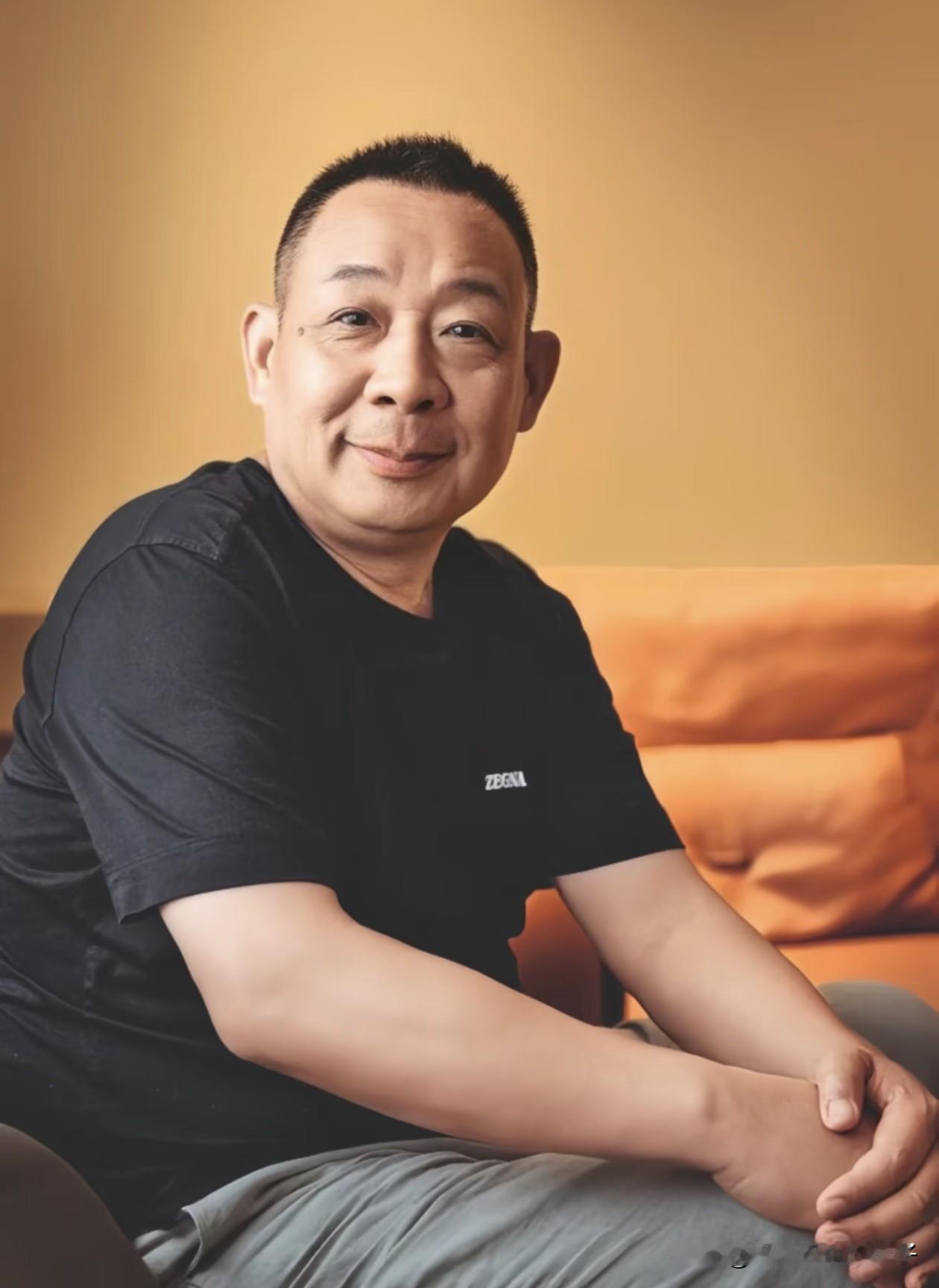 这个世界最看不懂的人，就是于东来了，明明才60岁，就要打算退休了，再看看董明